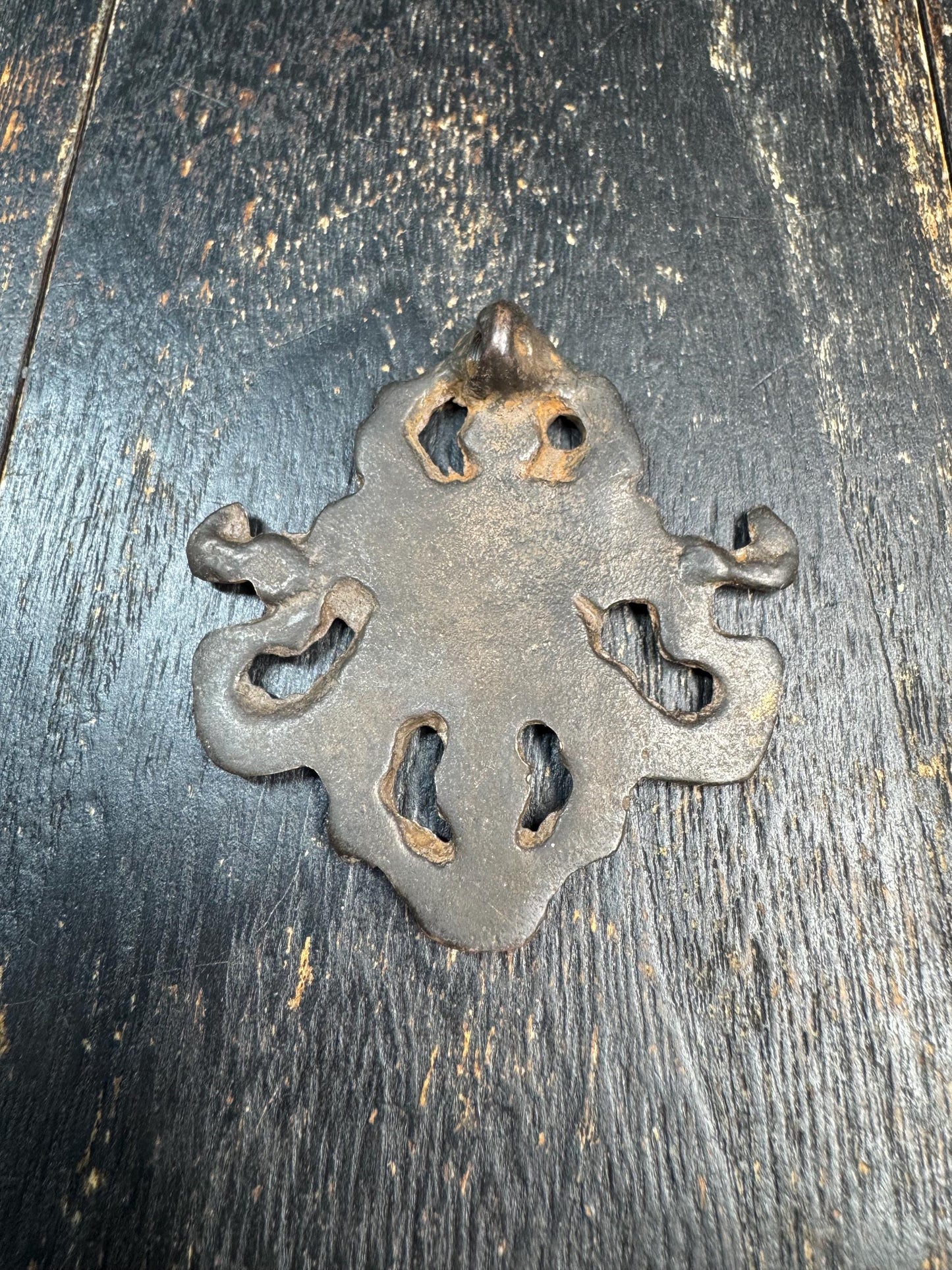 Vintage Tibetan Copper Alloy Pendant – Vajra Motif Amulet – Aged Patina Ritual Charm – Cast Bronze-Like Pendant – Ethnic Spiritual Jewelry