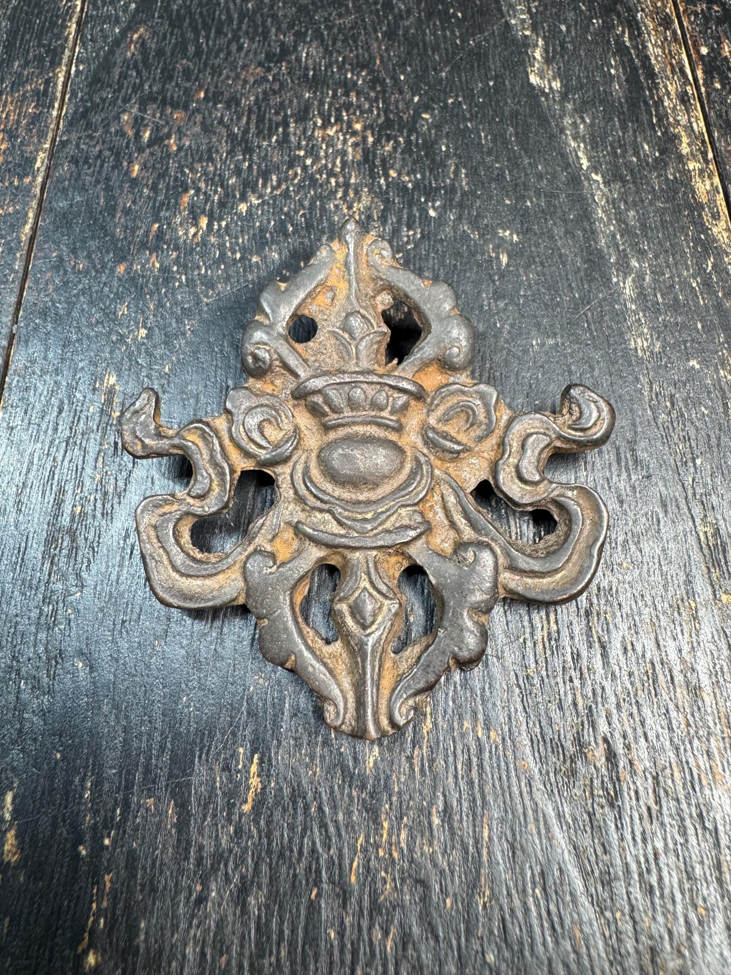 Vintage Tibetan Copper Alloy Pendant – Vajra Motif Amulet – Aged Patina Ritual Charm – Cast Bronze-Like Pendant – Ethnic Spiritual Jewelry