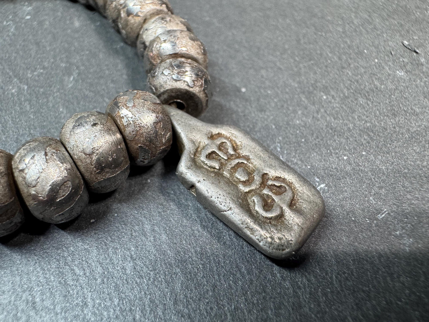 Tibetan Iron Meteorite Mala Bracelet – 32 Engraved Beads, Six-Syllable Mantra, Adjustable Stretch Design