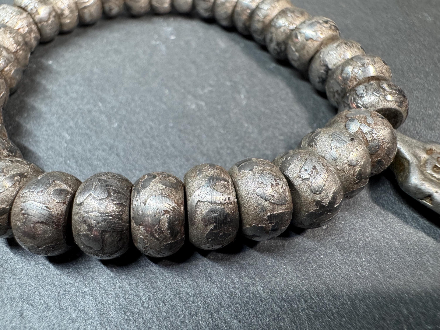 Tibetan Iron Meteorite Mala Bracelet – 32 Engraved Beads, Six-Syllable Mantra, Adjustable Stretch Design