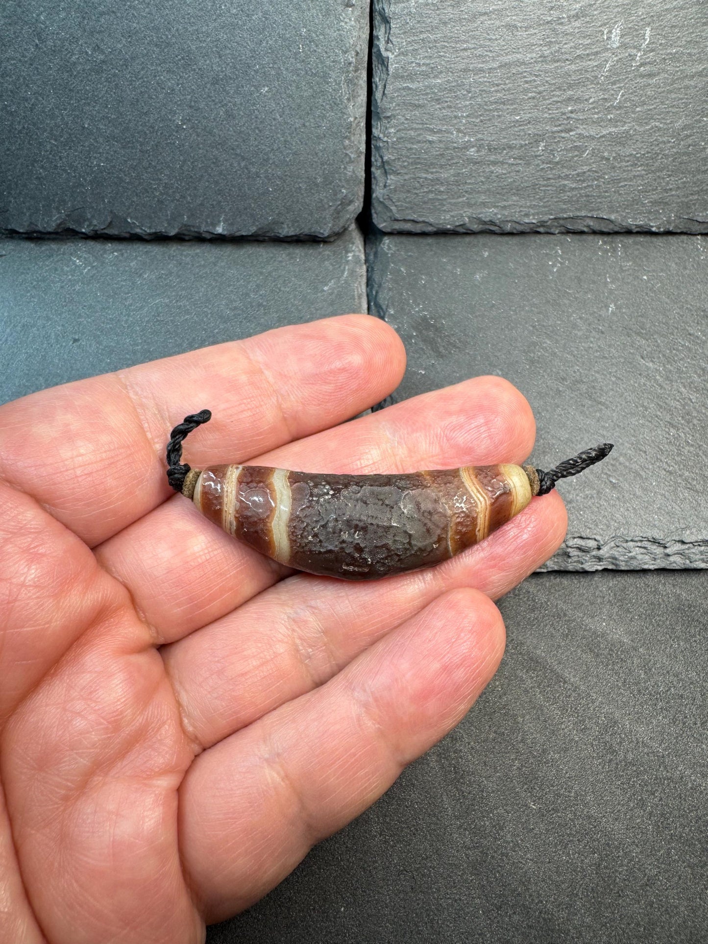 Vintage Natural Agate Curved Pendant Bead – Tibetan Style Horn Shape Agate Amulet – Rustic Banded Stone Necklace Pendant
