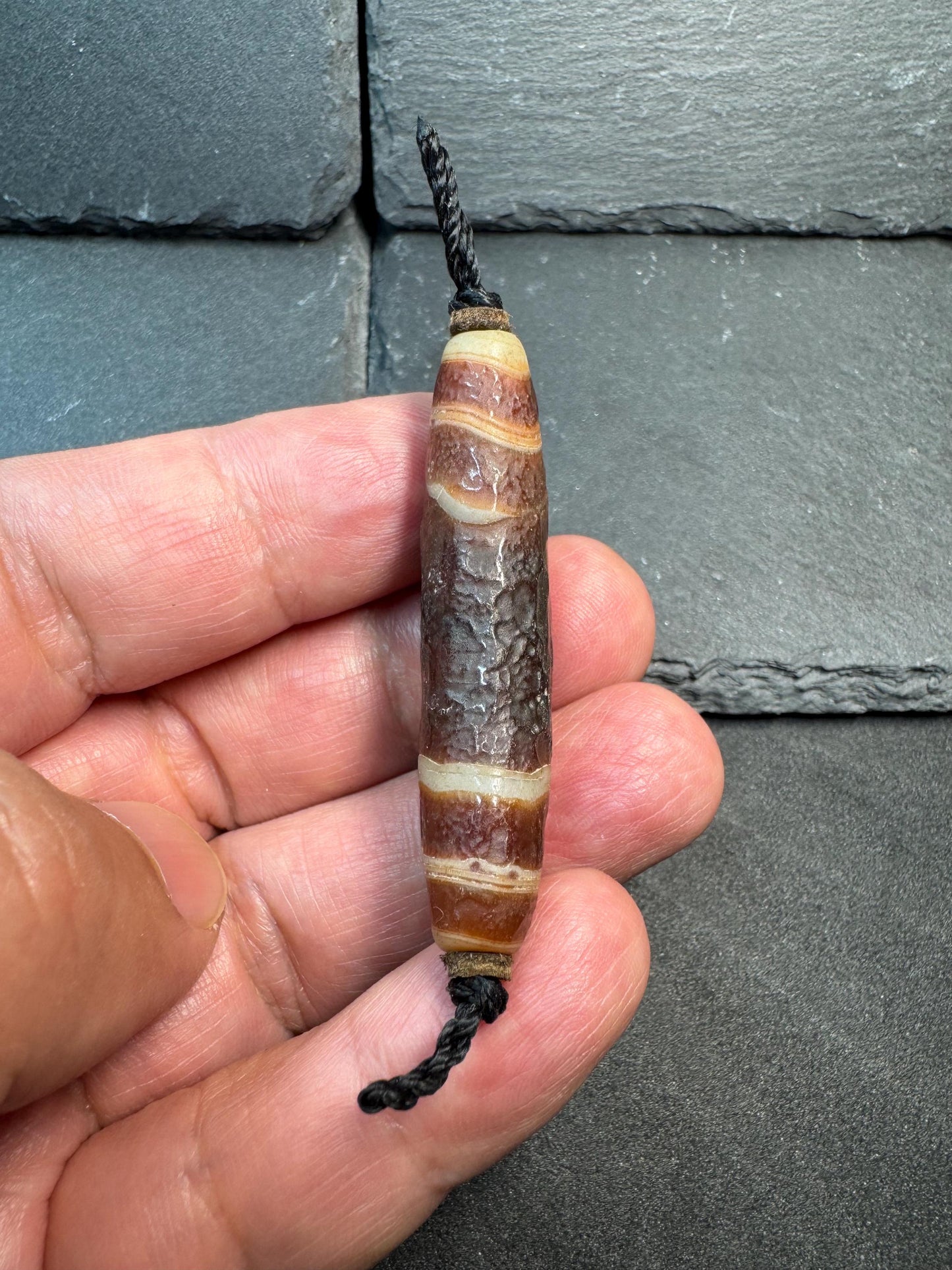Vintage Natural Agate Curved Pendant Bead – Tibetan Style Horn Shape Agate Amulet – Rustic Banded Stone Necklace Pendant