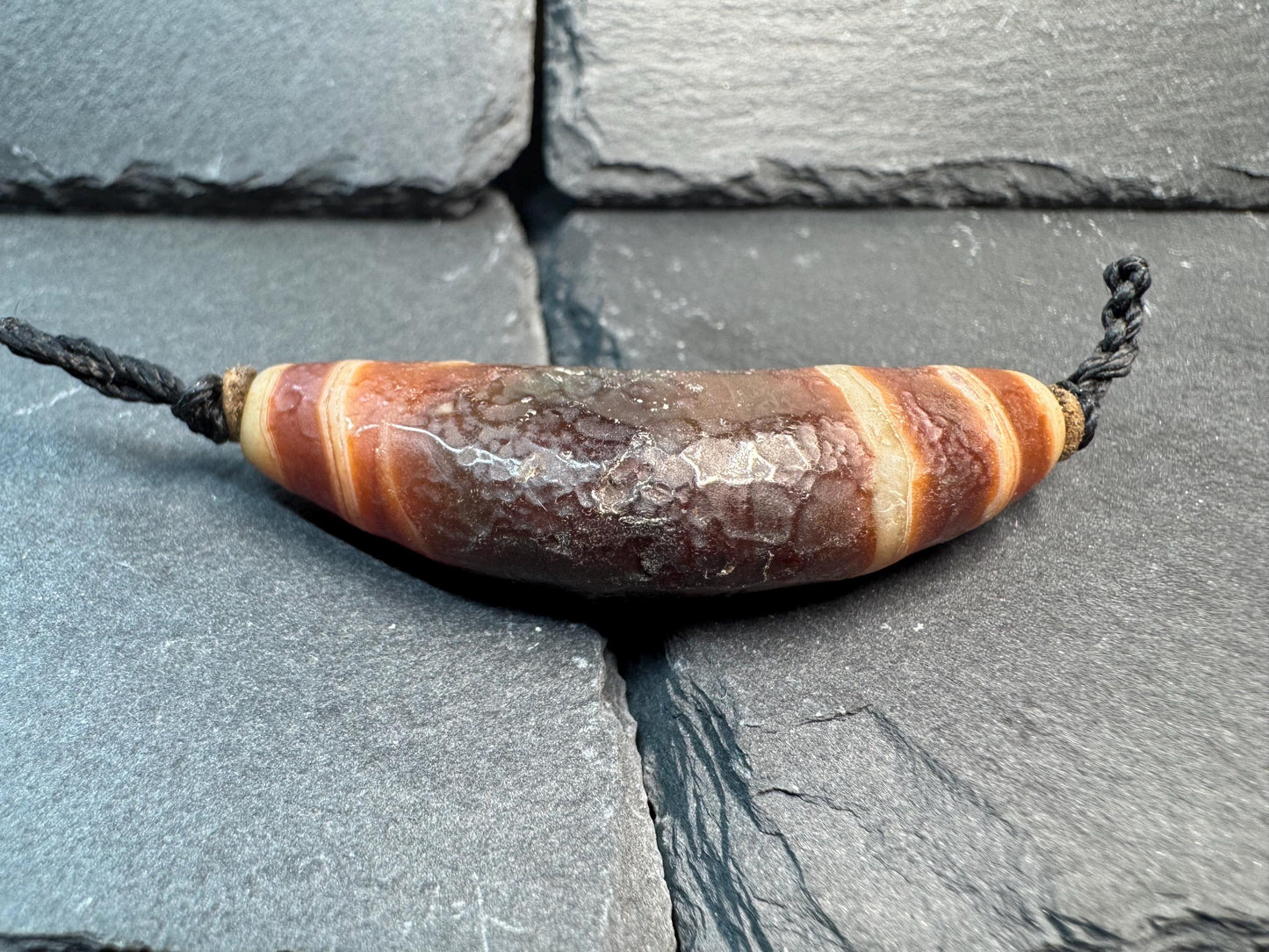 Vintage Natural Agate Curved Pendant Bead – Tibetan Style Horn Shape Agate Amulet – Rustic Banded Stone Necklace Pendant