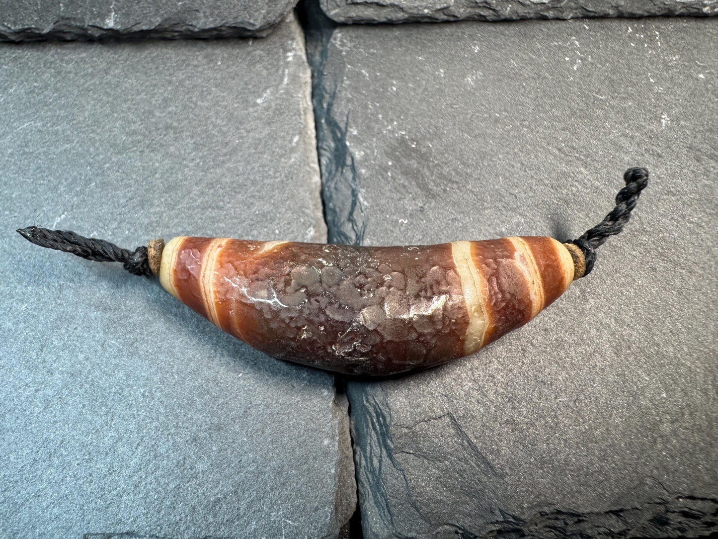 Vintage Natural Agate Curved Pendant Bead – Tibetan Style Horn Shape Agate Amulet – Rustic Banded Stone Necklace Pendant