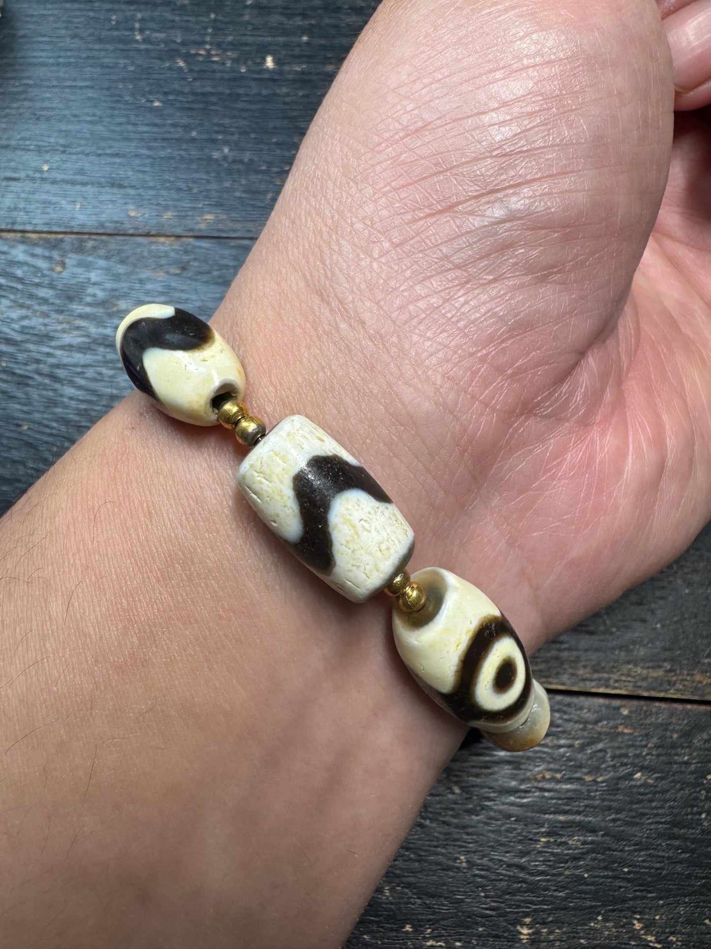 Vintage Tibetan Fire Offering Dzi Bead Bracelet with Nanhong Agate Accent, Stretch Bracelet for 7–8 Inch Wrist, Himalayan Ethnic Jewelry