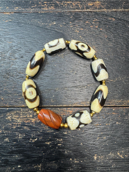 Vintage Tibetan Fire Offering Dzi Bead Bracelet with Nanhong Agate Accent, Stretch Bracelet for 7–8 Inch Wrist, Himalayan Ethnic Jewelry