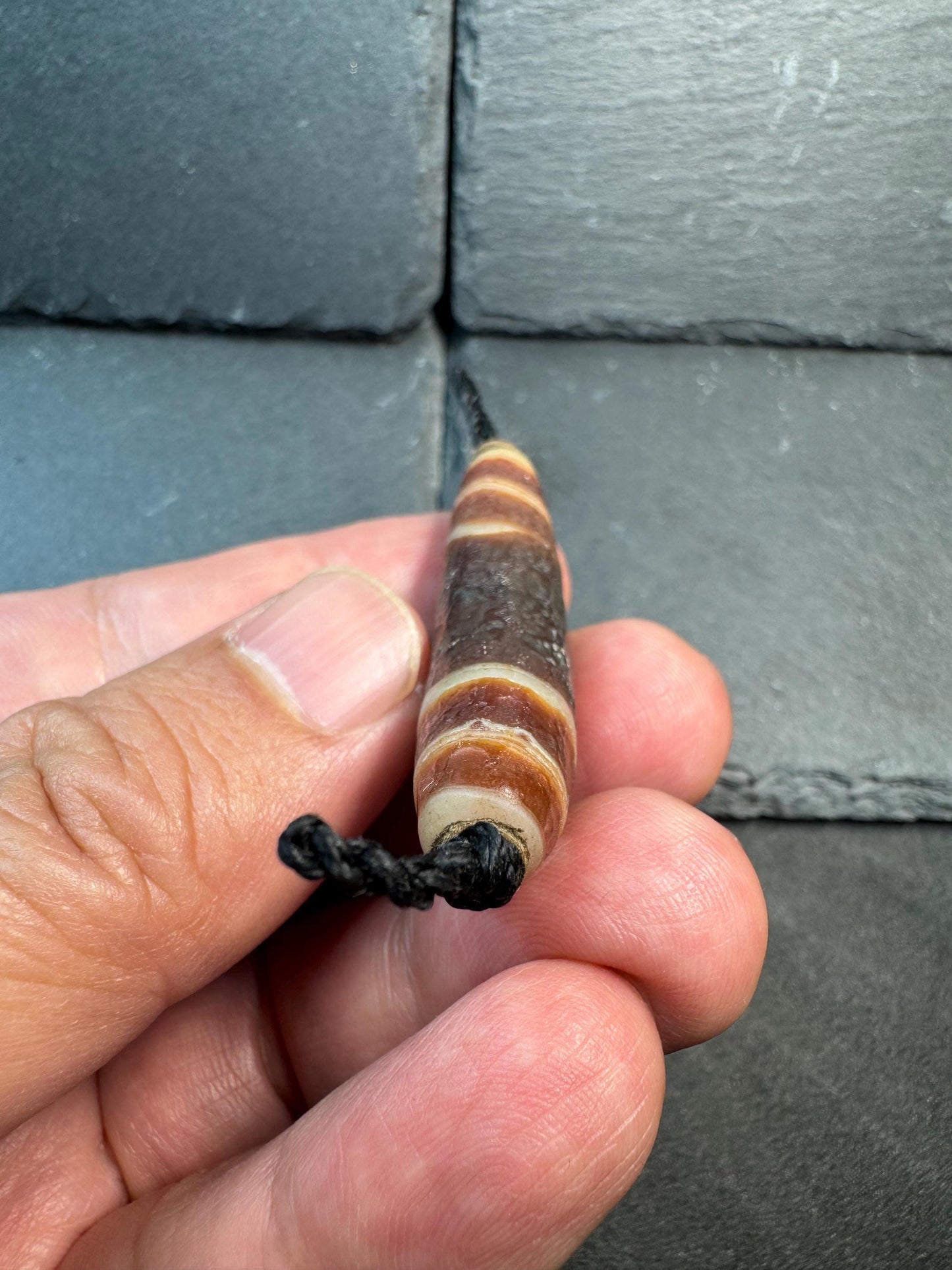Vintage Natural Agate Curved Pendant Bead – Tibetan Style Horn Shape Agate Amulet – Rustic Banded Stone Necklace Pendant
