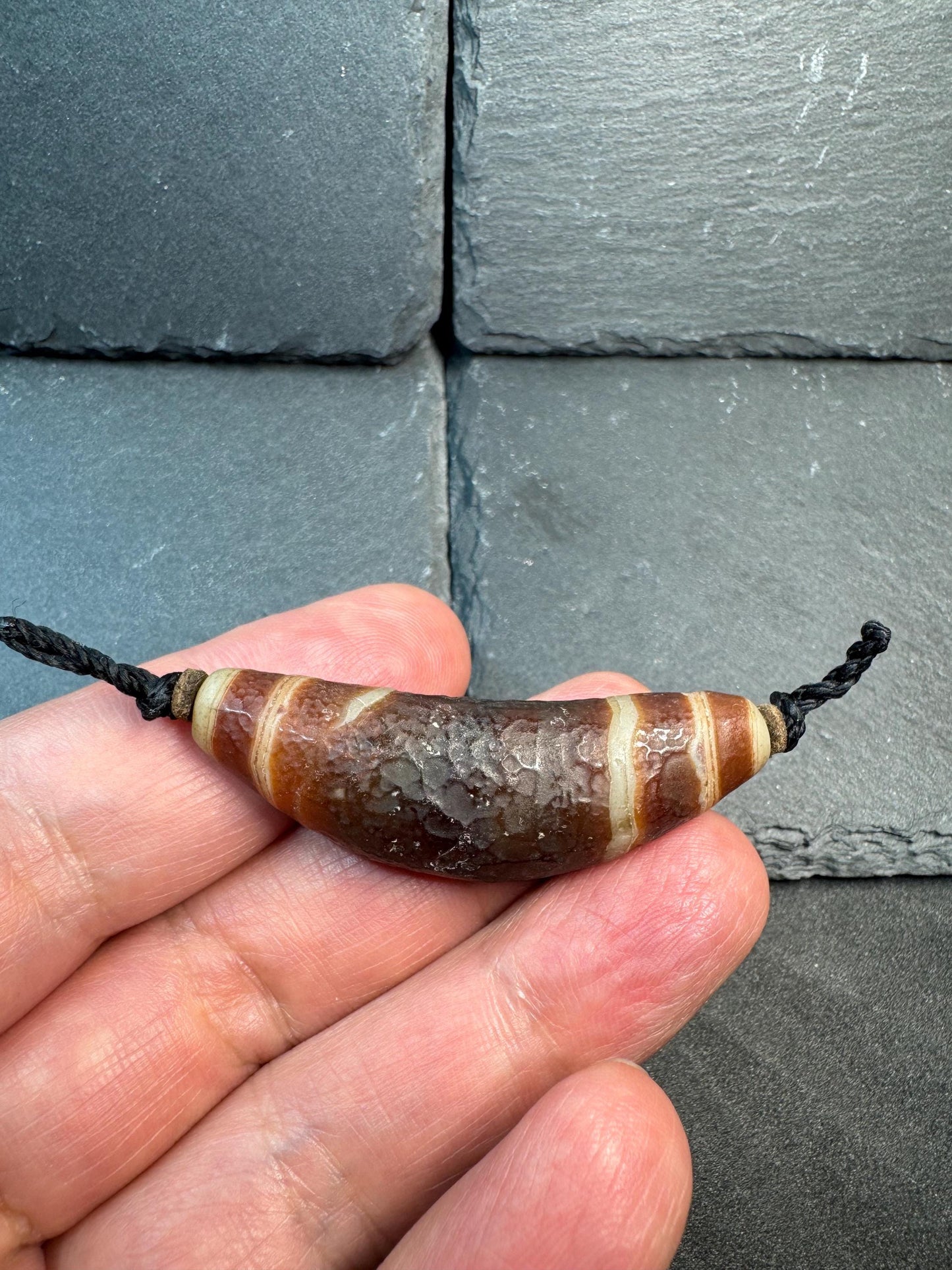 Vintage Natural Agate Curved Pendant Bead – Tibetan Style Horn Shape Agate Amulet – Rustic Banded Stone Necklace Pendant