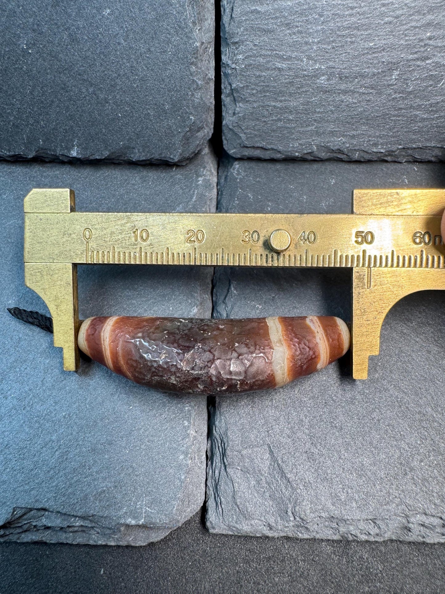 Vintage Natural Agate Curved Pendant Bead – Tibetan Style Horn Shape Agate Amulet – Rustic Banded Stone Necklace Pendant