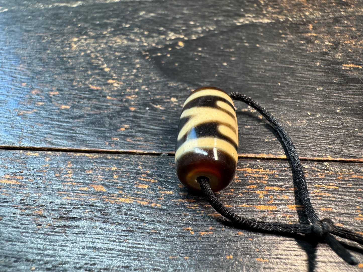 Tibetan Agate “Nobleman” Dzi Bead Pendant – Protection & Good Fortune Amulet – Natural Agate Tibetan Necklace