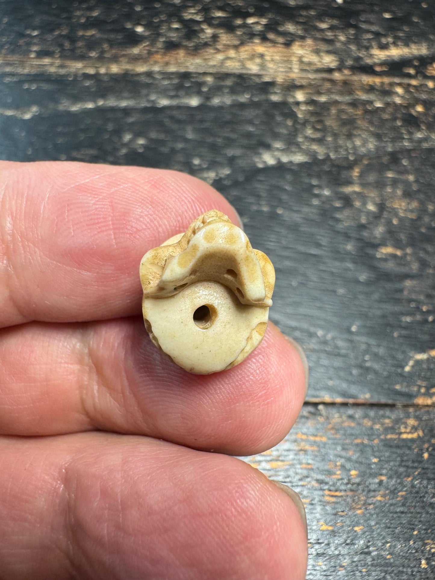 Hand Carved Deer Antler Citipati Skull Guru Bead – Tibetan Charnel Ground Skull Mala Center Bead, Carved Antler Pendant for Buddhist(H764)
