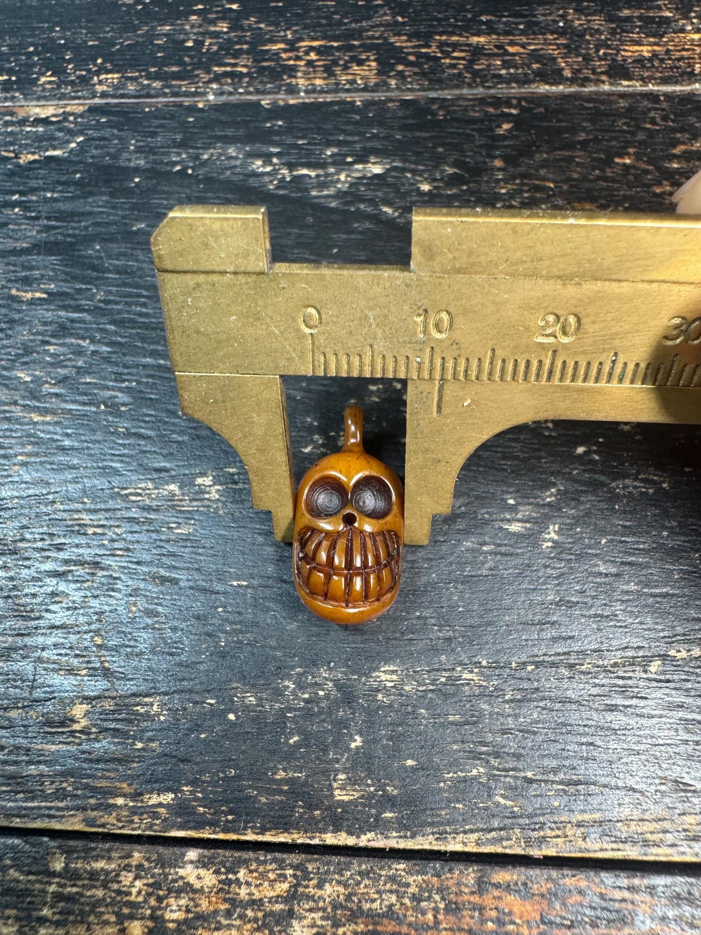 Hand Carved Bone Skull Pendant Tibetan Charnel Ground Amulet Gothic Buddhist Charmy(H770)