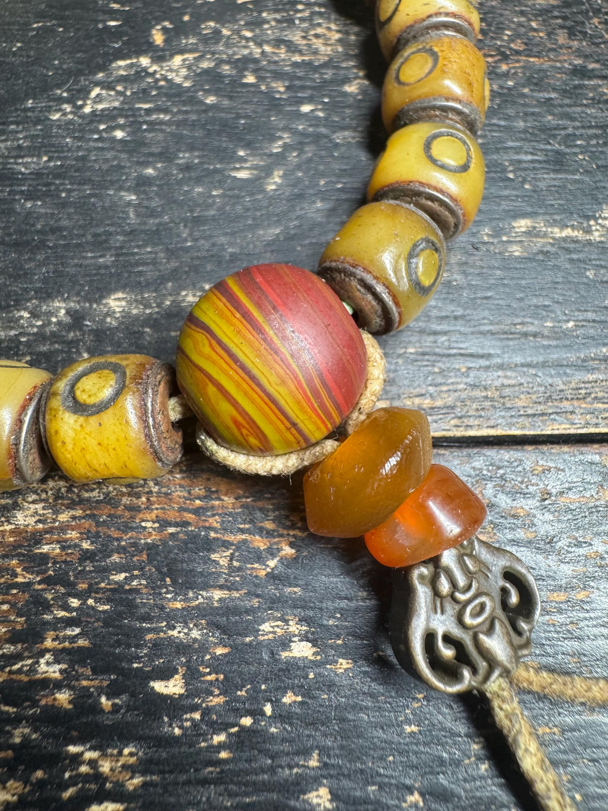 Vintage Style Yak Bone Bead Bracelet with Agate, Tibetan Circle Pattern Bone Beads, Himalayan Tribal Wrist Mala,Boho Spiritual Bracelet(H954